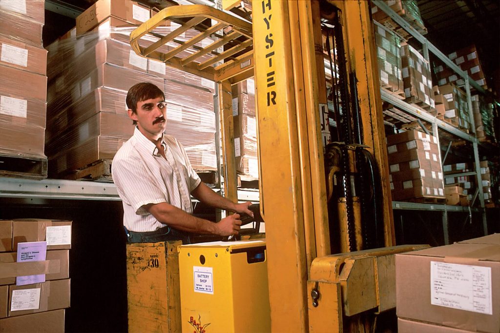 Worldwide Fulfillment 25 Figure 7 Fulfillment Center VS Distribution Center